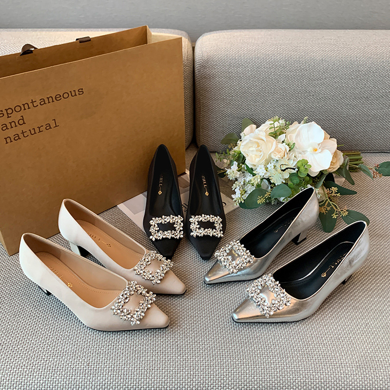Women Formal Wear Heels - Escarpins noirs en satin à bout